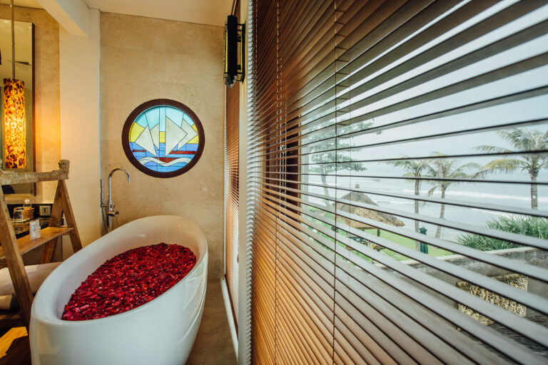 puri-saanti-suite-1-bathtub